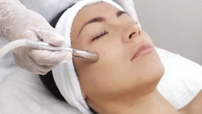 Woman cleaning her pores in a beauty salon